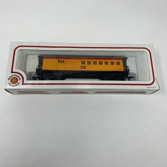 Bachmann HO Scale Union Pacific Old Time Passenger Car UP #9 Yellow - Picture 2 of 4